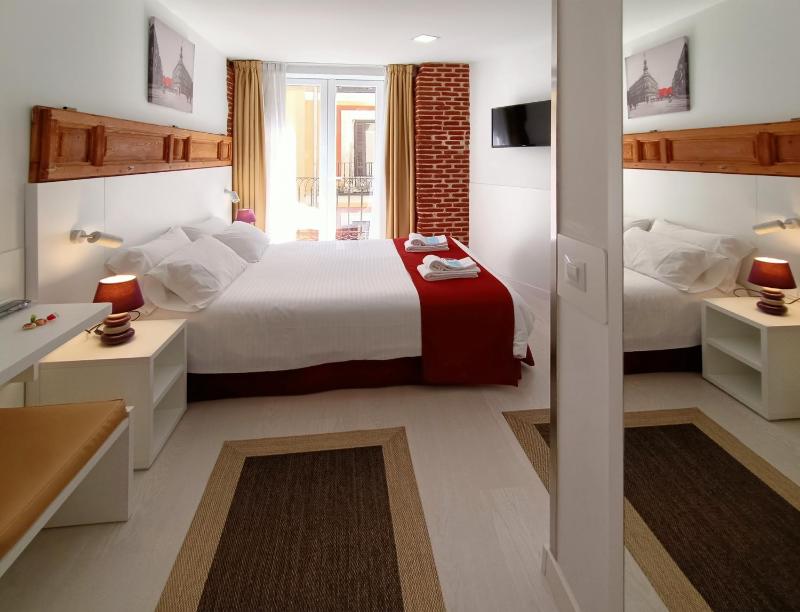 Double Room with Balcony image 1