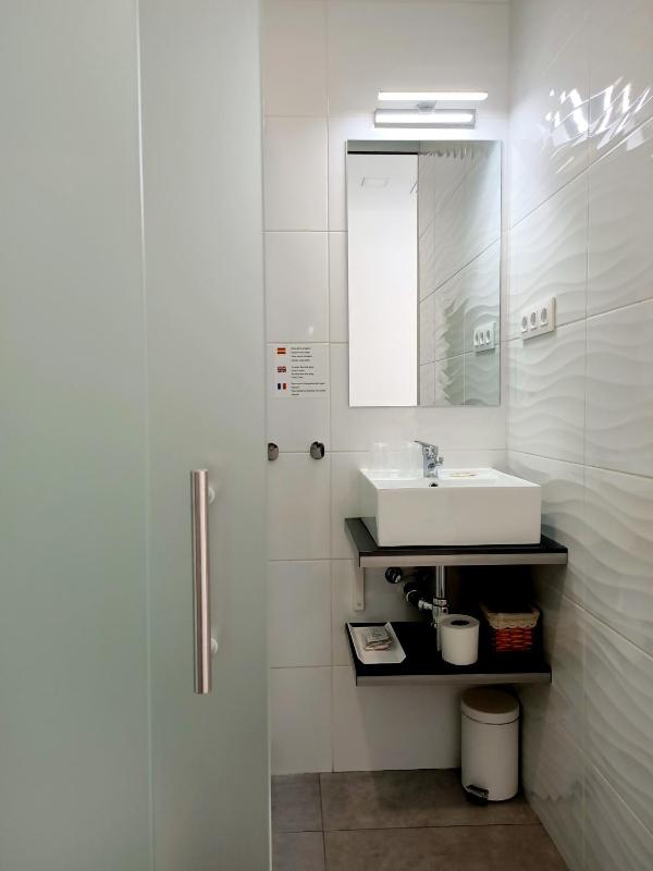 Double Room with Balcony image 2