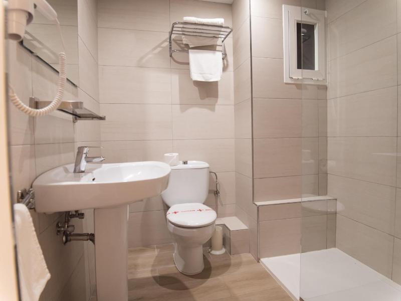 Twin Room image 4