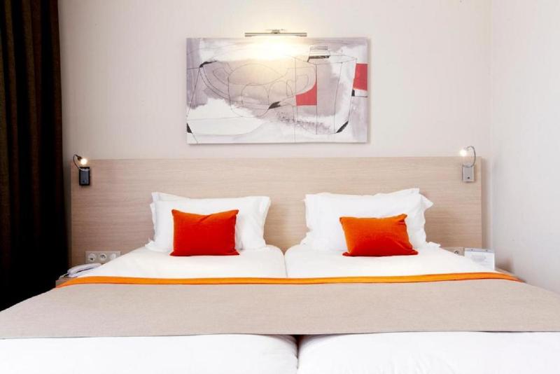 Twin Room image 4