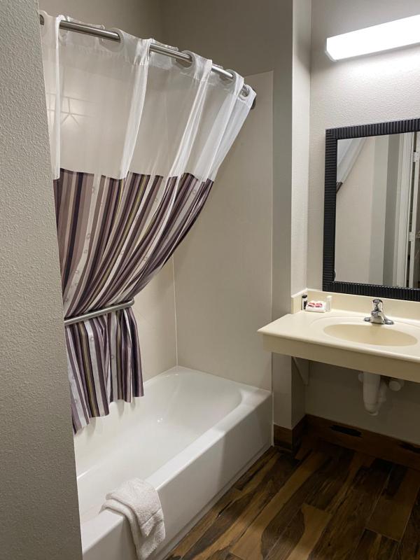 King Room with Bath Tub - Mobility/Hearing Accessible - Non-Smoking image 2