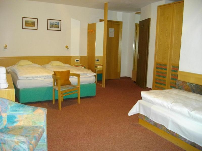 Standard Quadruple Room image 3