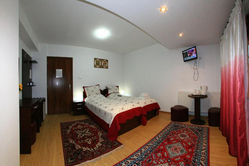 Six-Bedroom Villa  image 4