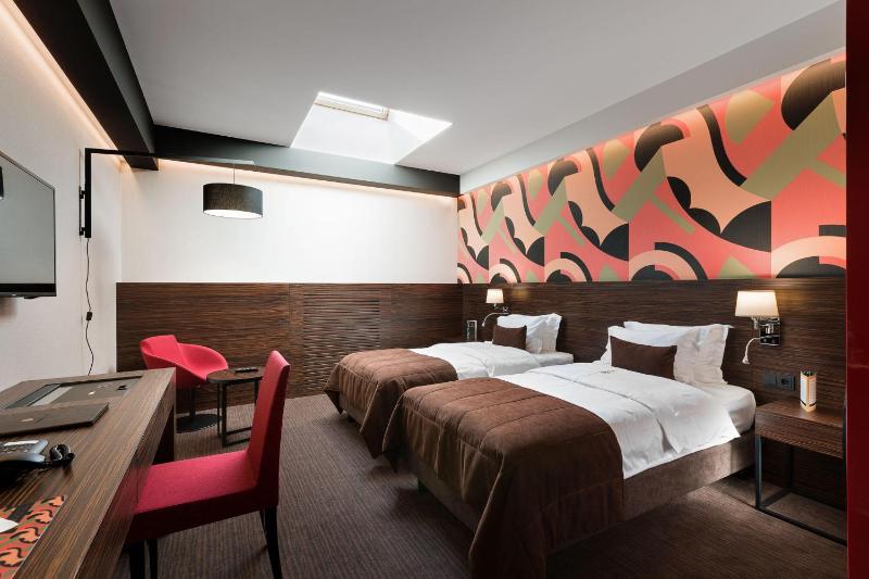 Twin Room image 4