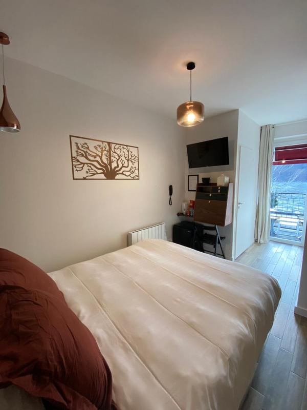 Double Room with Balcony and Lake View image 4