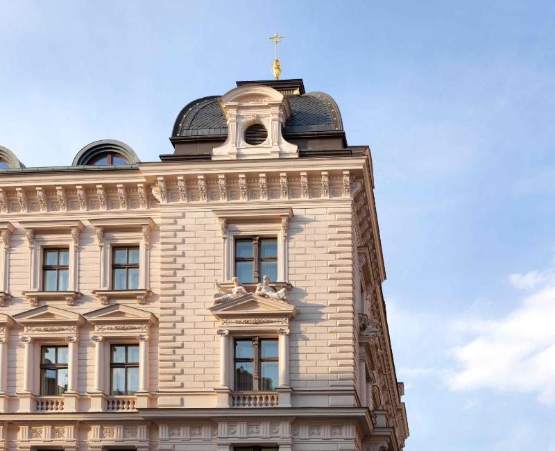 Grand Renaissance Room image 3