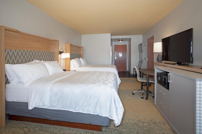 Standard Queen Room with Two Queen Beds image 1
