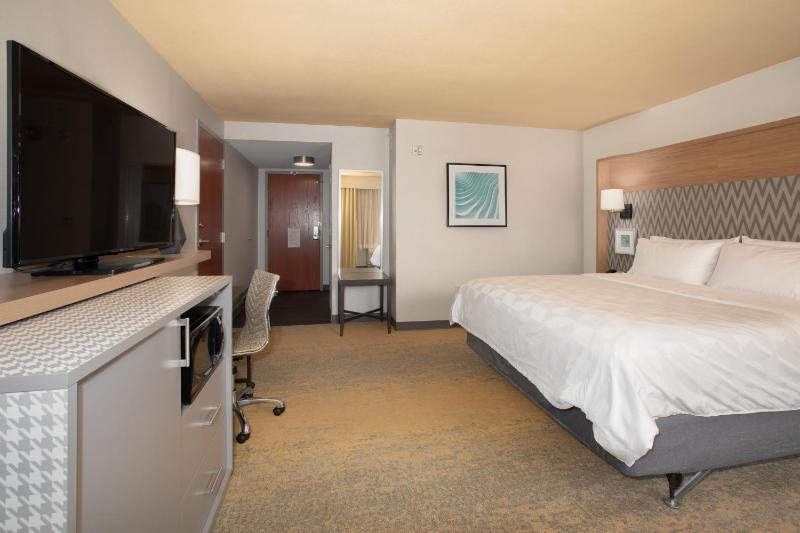 Standard King Room image 3