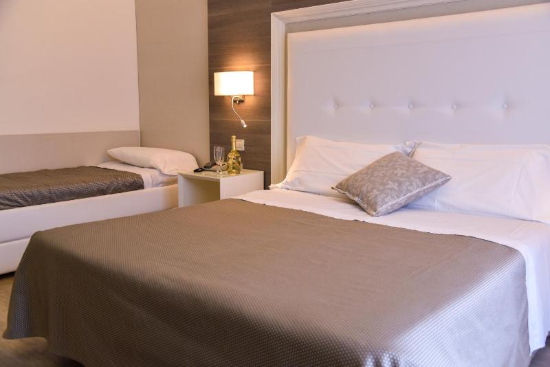 Deluxe Double or Twin Room image 4