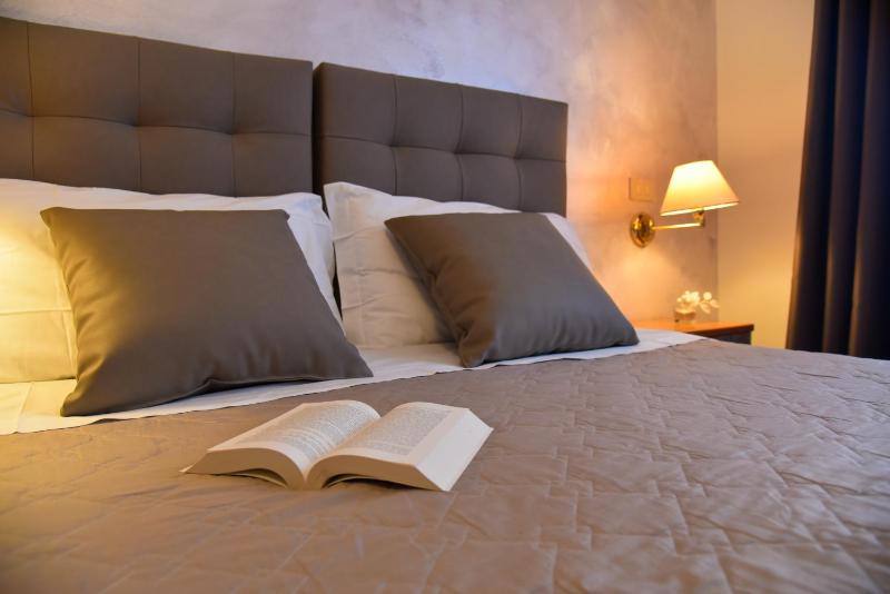 Deluxe Double or Twin Room image 1