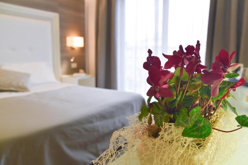 Deluxe Double or Twin Room image 2