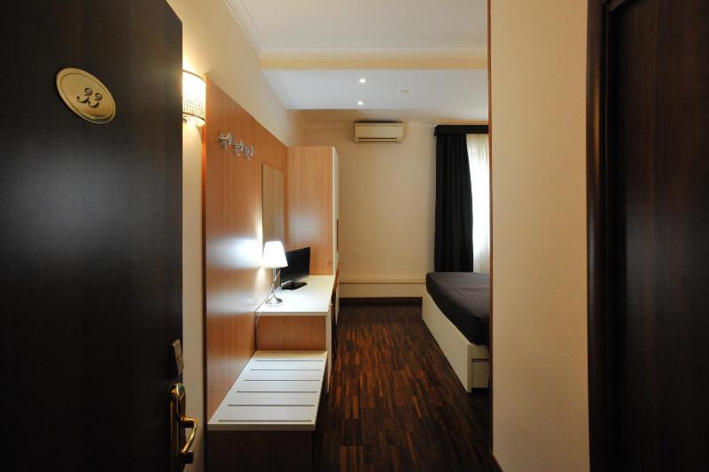 Single Room image 4