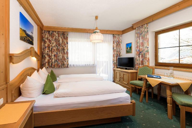 Double Room with Mountain View image 1