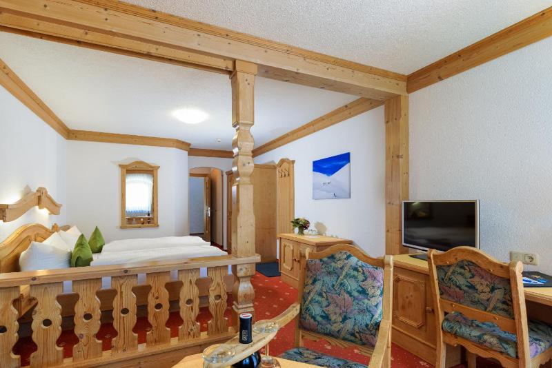 Double Room with Balcony image 3