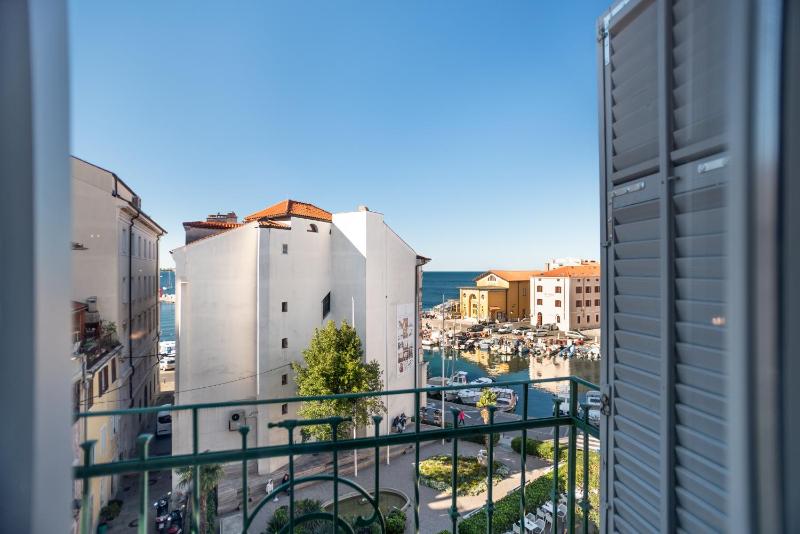 Deluxe Double Room with Balcony and Sea View image 4