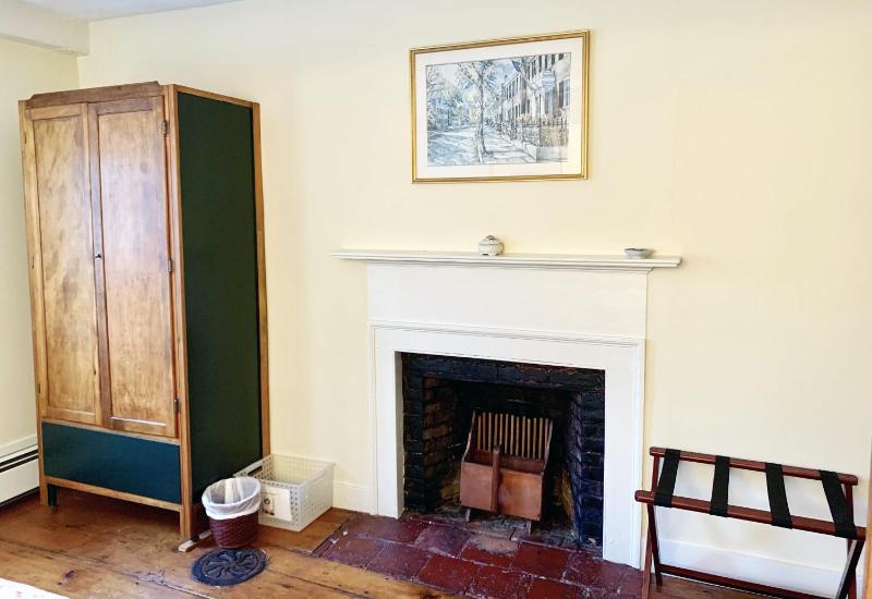 Standard Queen Room image 3