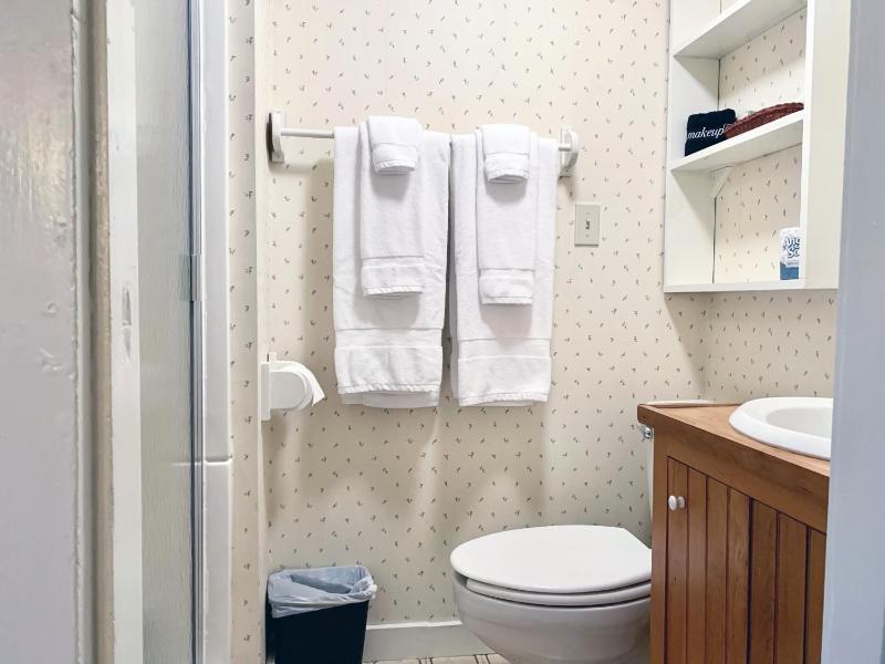 Standard Queen Room image 4