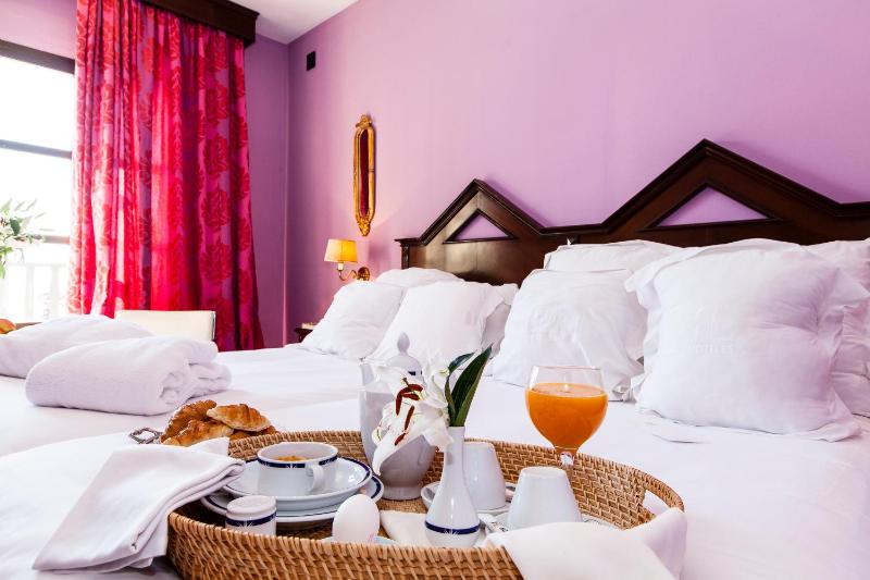 Deluxe Twin Room image 3