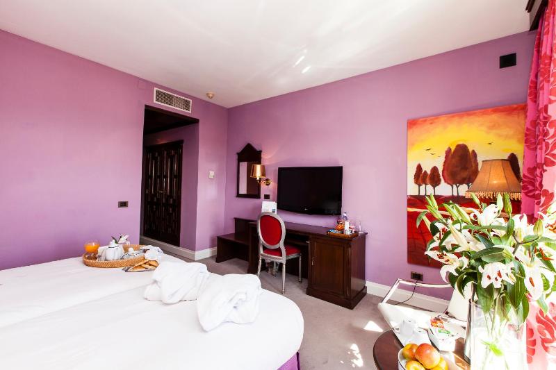 Deluxe Twin Room image 2
