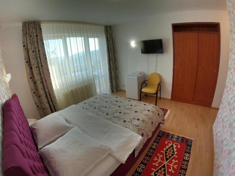 Double Room with Mountain View image 3