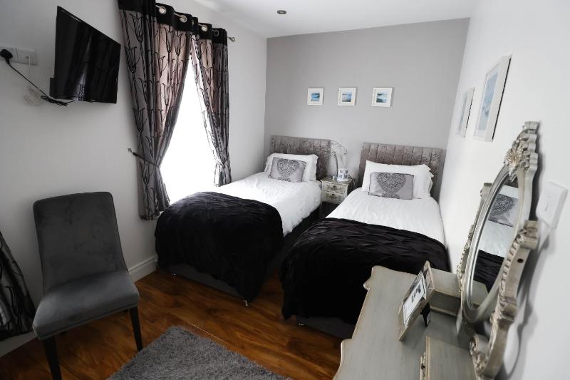 Standard Twin Room image 1