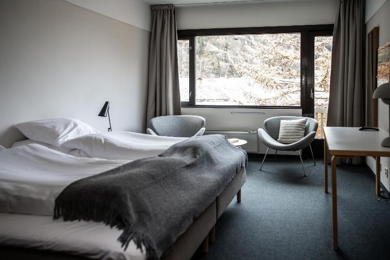 Standard Twin Room image 4