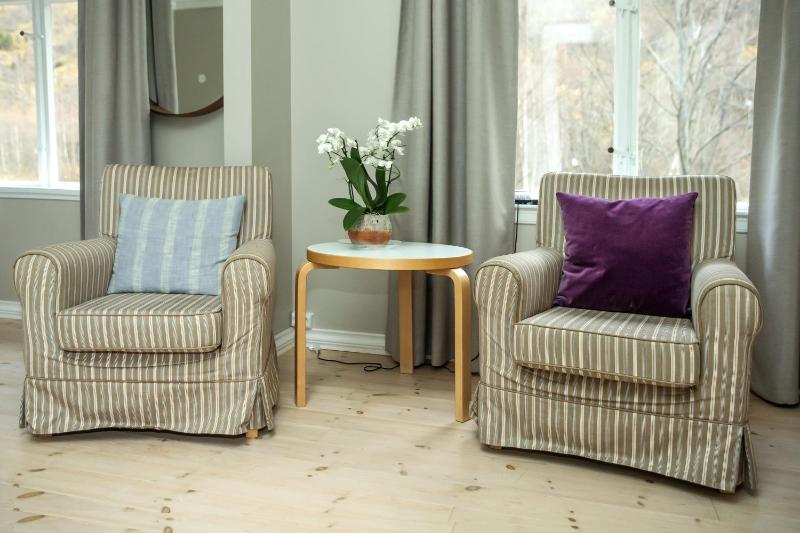 Family Room image 3