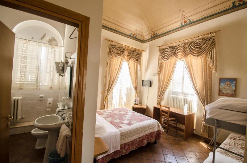 Hotel Iris - image 10