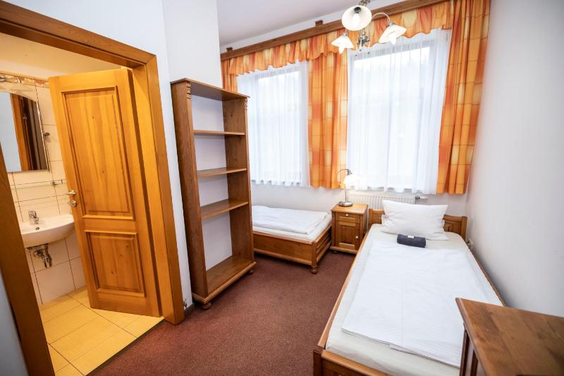 Twin Room image 3
