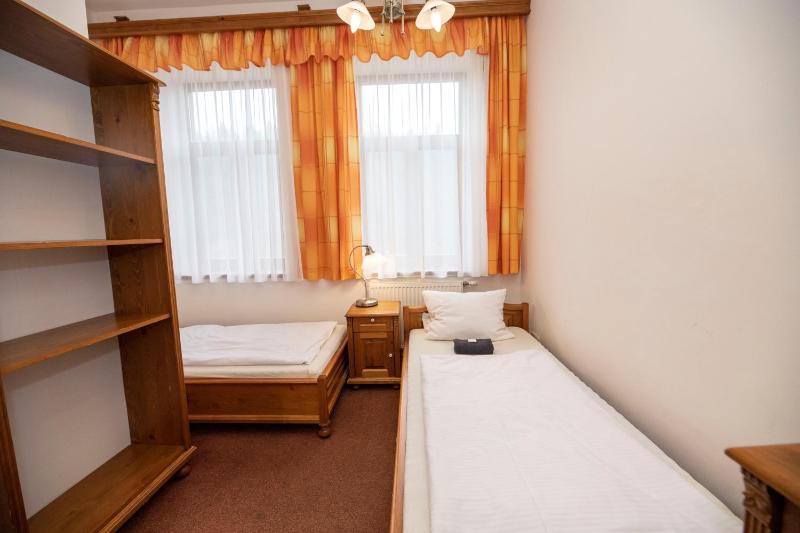 Twin Room image 2