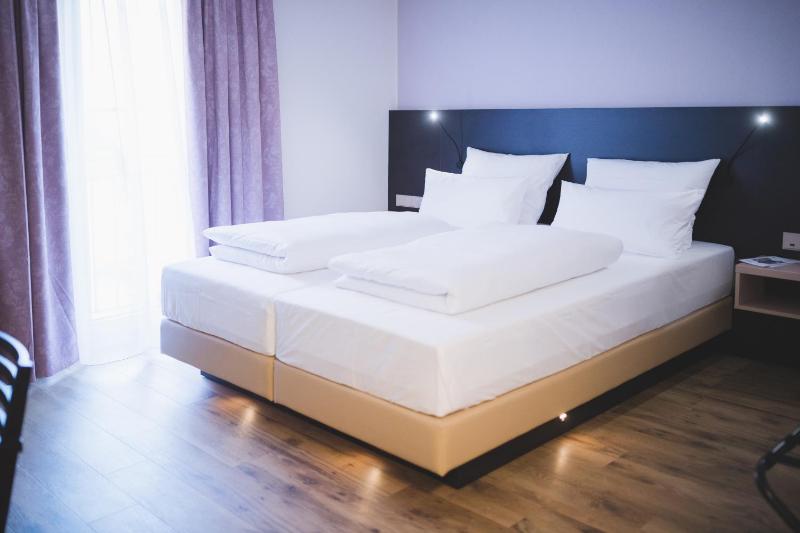 Double Room image 4