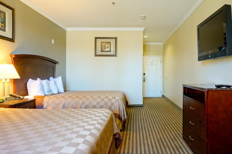 Queen Room with Two Queen Beds - Non-Smoking image 2