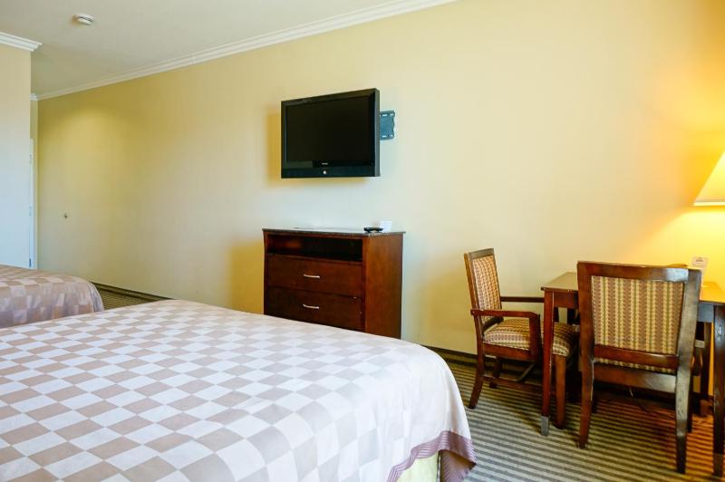 Queen Room with Two Queen Beds - Non-Smoking image 3
