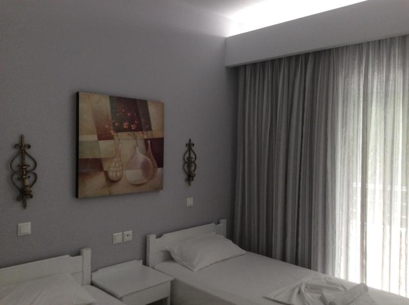 Economy Triple Room image 1