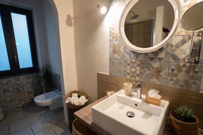 Deluxe Double Room with Sea View image 2