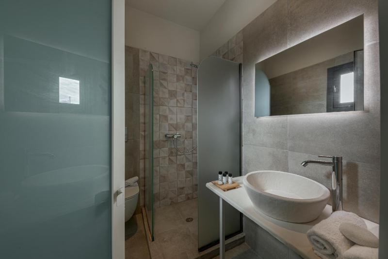 Triple Room with Garden View image 4