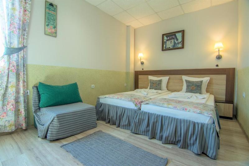 Twin Room image 4