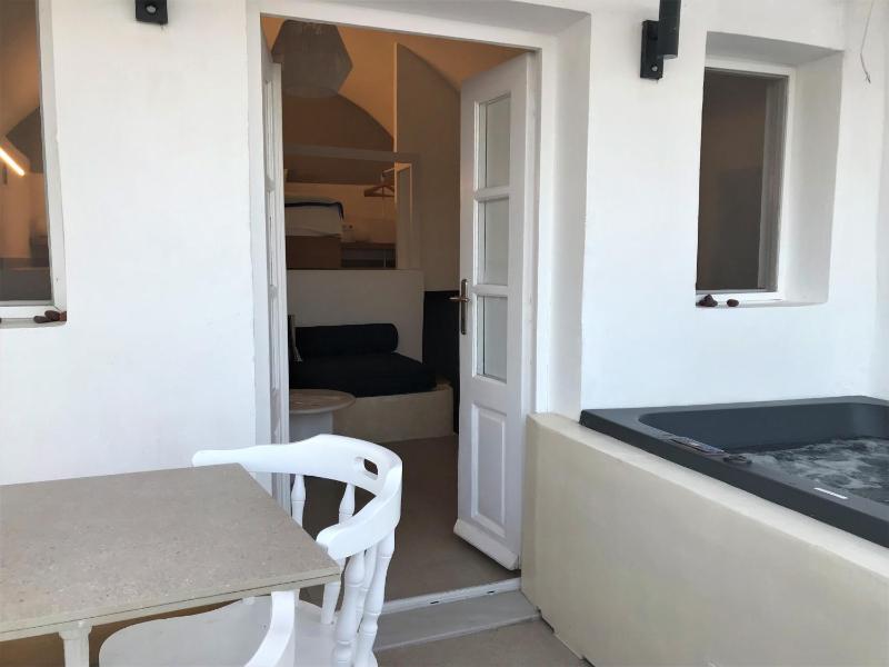 Compact Two-Bedroom Sea View Suite with Seasonal Outdoor Hot Tub image 3