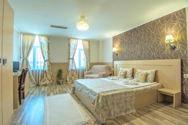 Standard Queen Room image 4