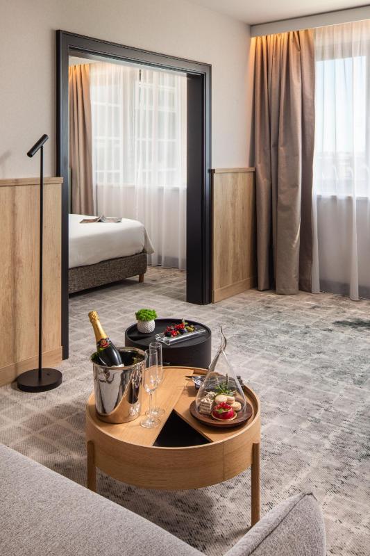 King Bed Junior Suite with Seating Area image 3