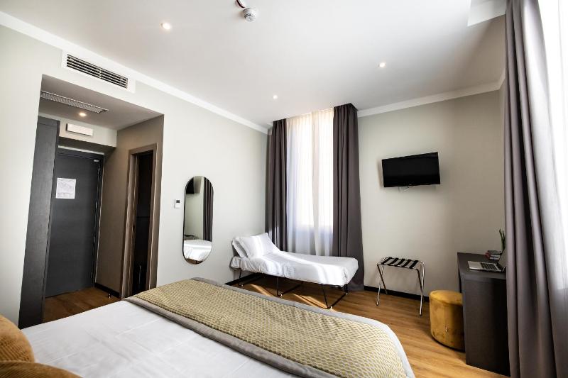 Superior Triple Room image 2