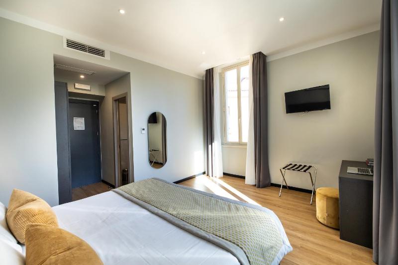 Superior Triple Room image 3