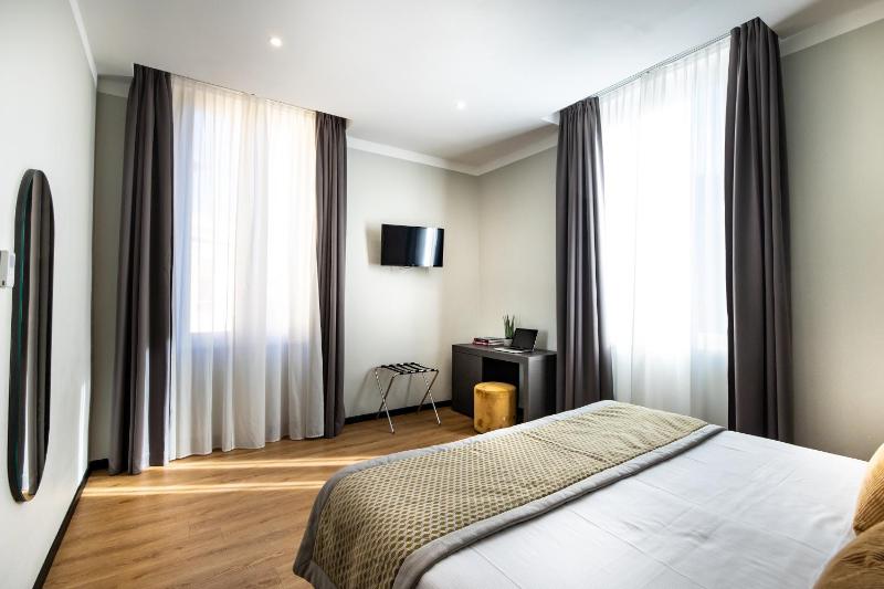 Superior Triple Room image 4