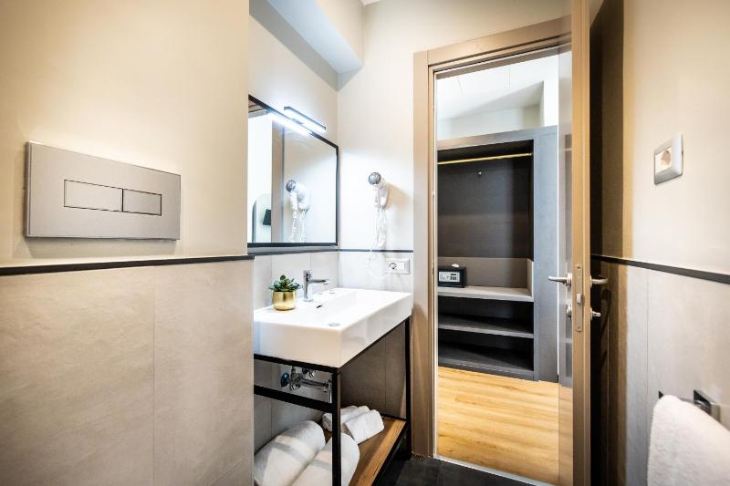 Superior Triple Room image 1