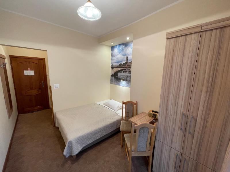 Small Double Room with City and Lake View image 1