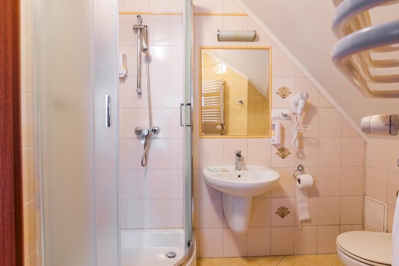 Twin Room image 4