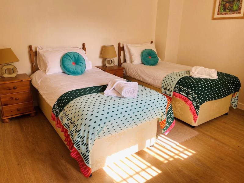 Two-Bedroom Cottage with Two Shower Rooms image 4