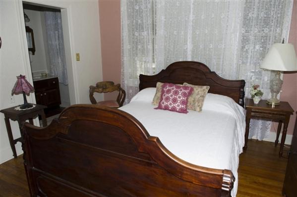 Queen Room image 3