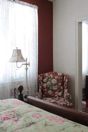 Queen Room image 2
