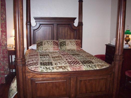 Queen Room image 3
